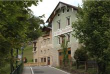 Ududa da na pert dla Villa Margherita cun la Villa Rifesser dovia