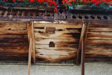 Tracce evidenti prodotte dall'usura dal tempo sul balcone di legno