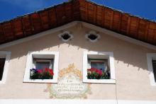 House inscription in Italian 'Viva in lunga pace & union questa casa di Giuseppe Insom', wishing the inhabitants a long and peaceful life.