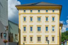 Today, the renovated old school house contains the library, music school, post office and Catores Alpine school.