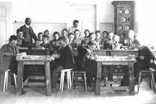 Aula della scuola di intaglio di Selva Gardena nel 1911, sullo sfondo (al centro) il prof. Albino Pitscheider e il preside Leo Dalago.