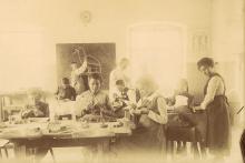 Pupils in a wood carving class taught by Albino Pitscheider; photo taken 1911