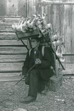Peddler with fully laden carrier, around 1900