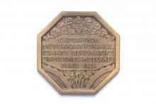 The back of the octagonal bronze medal with bouquet and inscription 'Exposition Internationale des Arts Decoratifs et Industriels Modernes - 1925 Paris'