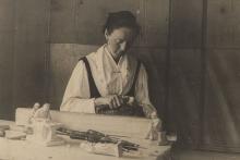 Katharina Kasslatter while carving wood, photo taken around 1930