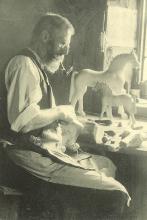 L'intagliatore di cavalli gardenese Josef Stuflesser intento a svolgere il proprio lavoro al maso Pradel Dessot, foto del 1906 circa.